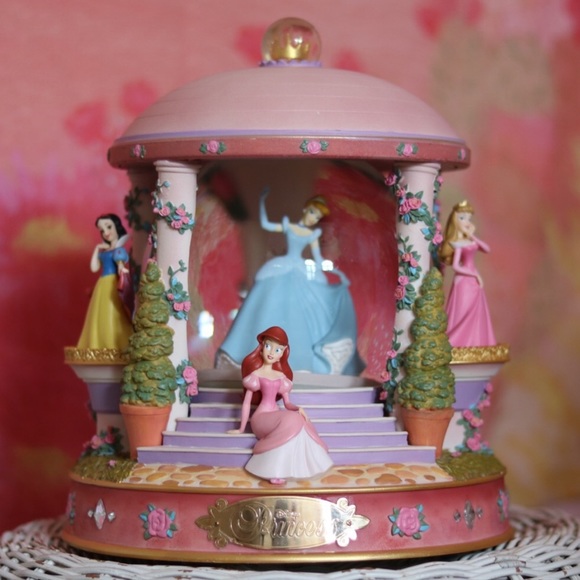 Disney Collector’s Princess Snow Globe Gazebo - Picture 1 of 7